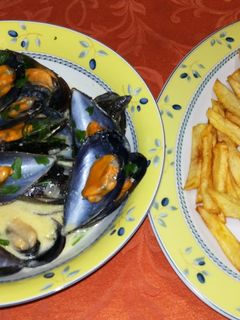 Una foto de Mejillones belgas con patatas fritas