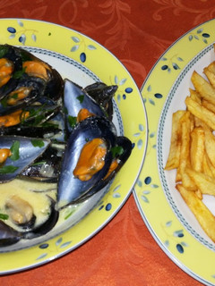 Una foto de Mejillones belgas con patatas fritas