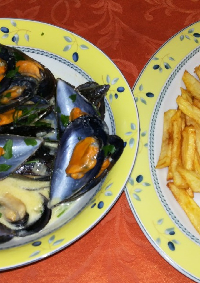 Una foto de Mejillones belgas con patatas fritas