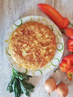 Una foto de Tortilla de patatas y pimientos rojos
