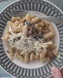 Tirabuzones con crema azul y hongos