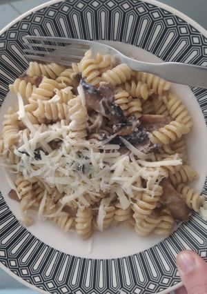 Una foto de Tirabuzones con crema azul y hongos