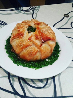 Una foto de Volcán de hojaldre relleno con queso y bacon