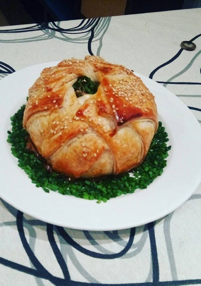 Una foto de Volcán de hojaldre relleno con queso y bacon