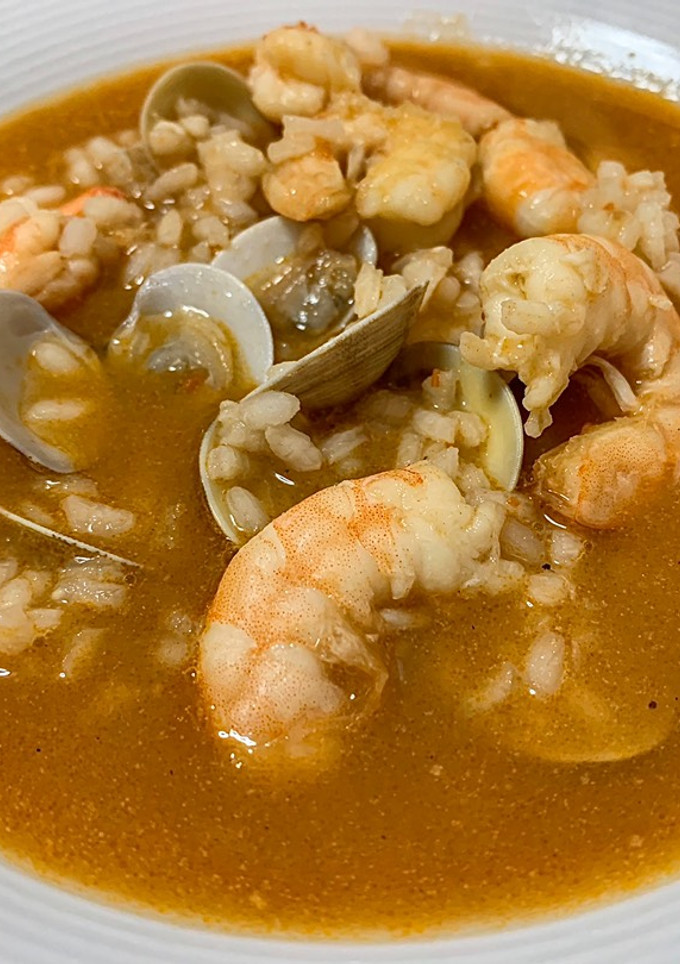 Una foto de Sopa de marisco con arroz