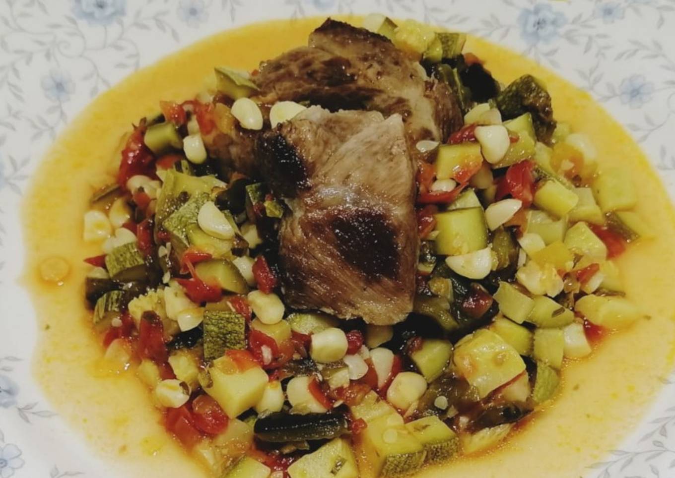 Calabacitas a la mexicana con carne de puerco