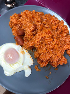 Una foto de Arroz a la cubana, con salchichas y huevo