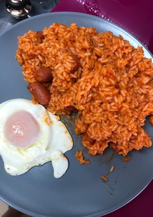 Una foto de Arroz a la cubana, con salchichas y huevo