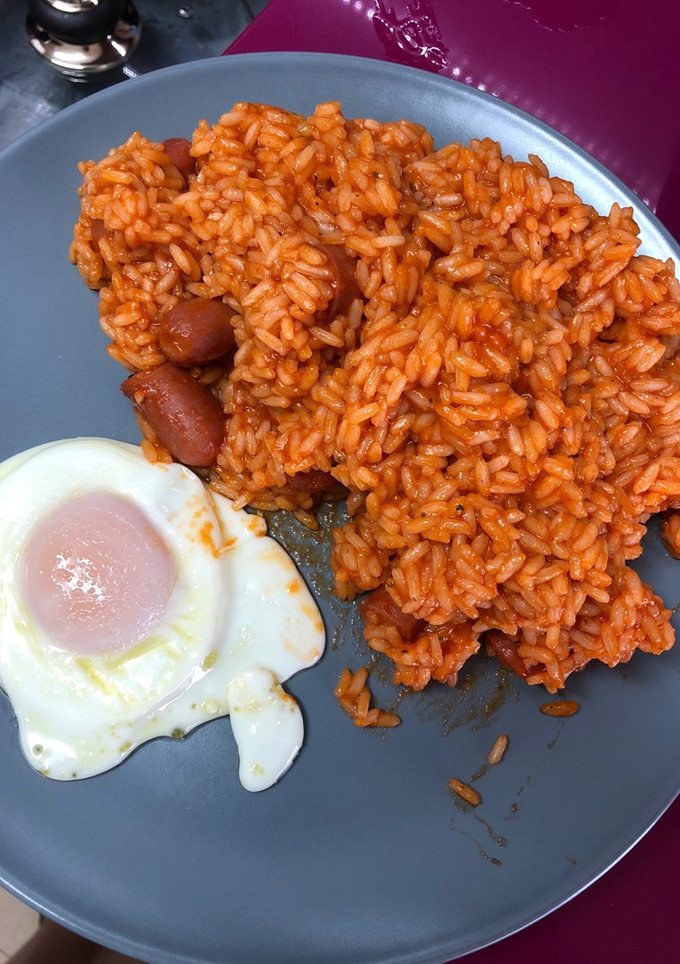 Una foto de Arroz a la cubana, con salchichas y huevo