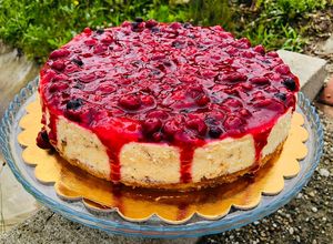 O poză a rețetei Cheesecake cu coacere și sos de fructe de pădure.
