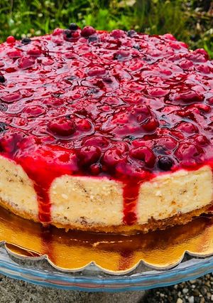 O poză a rețetei Cheesecake cu coacere și sos de fructe de pădure.