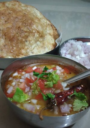 A picture of Dal Pakwan.