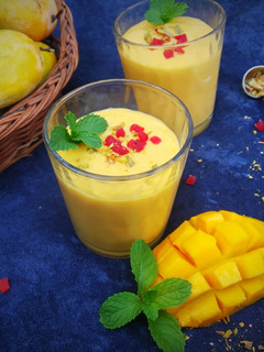 मैंगो लस्सी (Mango lassi recipe in hindi) रेसिपी मुख्य फोटो