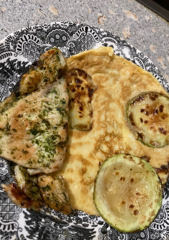 Una foto de Francesa con puerro y calabacín acompañado de pechuga al ajillo