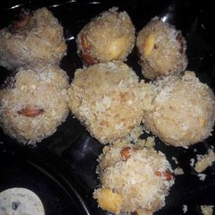 A picture of Sesame gond coconut laddu.