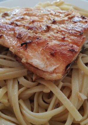 Una foto de Salmón a la mantequilla con Spaguetti