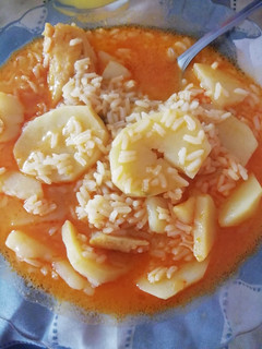 Una foto de Patatas con arroz y bacalao