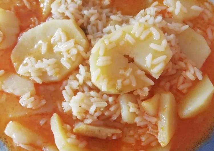 Patatas con arroz y bacalao