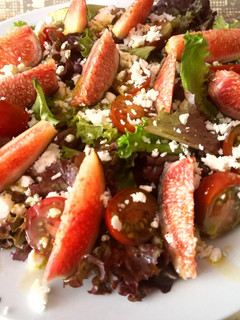 Una foto de Ensalada de higos y feta con vinagreta de menta