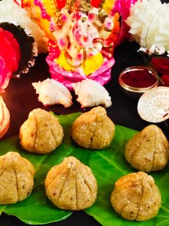 ड्राई फ्रूट्स मोदक (dry fruits modak recipe in Hindi) रेसिपी मुख्य फोटो