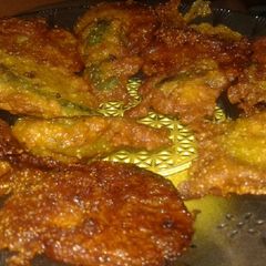 A picture of Potato, brinjal and green chilli Fritters.