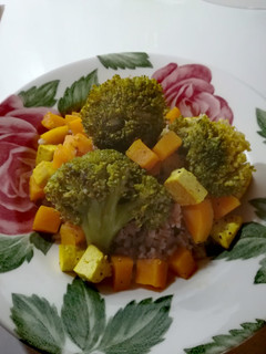 Una foto de Salteado de brócoli y tofu con espelta