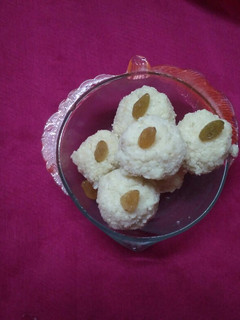A picture of Paneer coconut laddus.