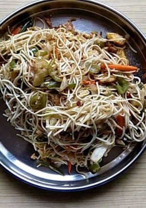 A picture of Chinese Noodles .