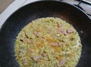 Una foto di risotto alla salsiccia
