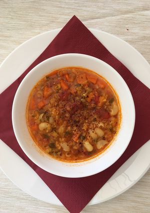 Vegán chilis vöröslencse leves recept fotója