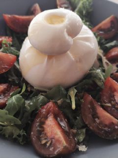 Una foto de Ensalada de burrata