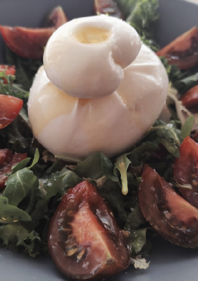 Una foto de Ensalada de burrata