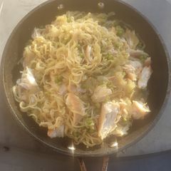 A picture of Onion Pea Chicken an Noodles.