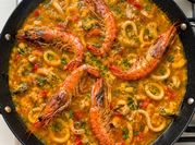 Una foto de cazuela de calamar y mejillones