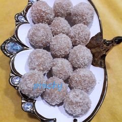 A picture of Coconuts mava laddu.