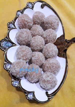 A picture of Coconuts mava laddu.