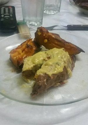 Una foto de Cerdo mechado al malbec y mostaza con batatas
