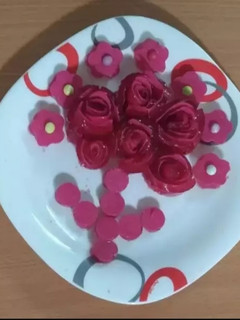 عکسی از دستور ژله رولی به شکل گل رز با تمام نکات