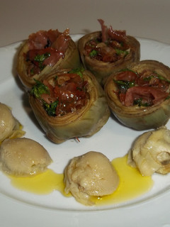 Una foto de Alcachofas hervidas rellenas de hojitas de jamón serrano