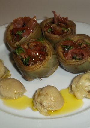 Foto principal de Alcachofas hervidas rellenas de hojitas de jamón serrano