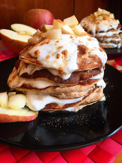 Una foto de Tortitas de manzana y yogur griego