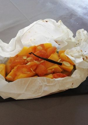 Une photo de Papillote de pêches, prunes jaunes, amandes et vanille