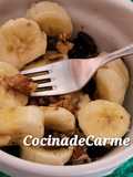 Banana con frutos secos y miel