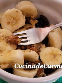 Una foto de Banana con frutos secos y miel