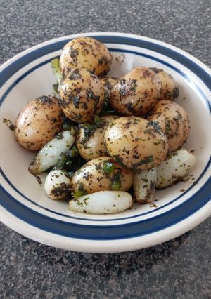 Una foto de Papitas y cebollitas al cilantro