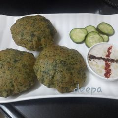 A picture of Indori palak puri with raita.