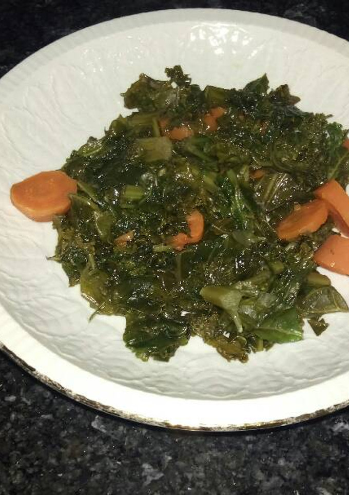 Una foto de Col kale con zanahorias al vapor