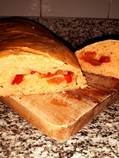 Una foto de Pan casero de tomate y pimientos. Rápido y fácil