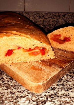 Una foto de Pan casero de tomate y pimientos. Rápido y fácil