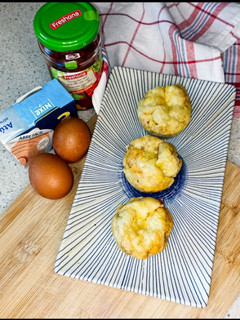 Una foto de Mini quichés de atún y pimientos
